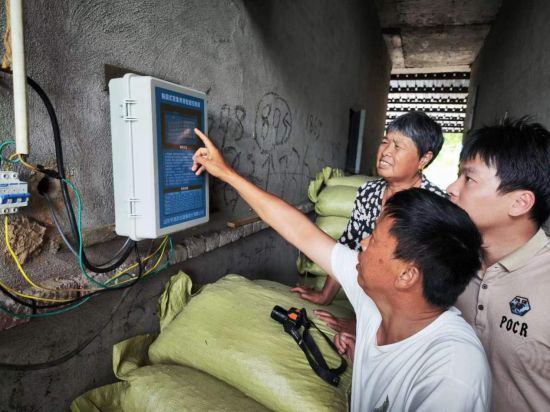 圖為煙技員唐傳友教煙農(nóng)使用智能控制儀.jpg 圖為煙技員唐傳友教煙農(nóng)使用智能控制儀.jpg