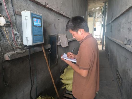 圖為羅嘉旭在烤房學(xué)習(xí)烘烤曲線(xiàn) 圖為羅嘉旭在烤房學(xué)習(xí)烘烤曲線(xiàn)