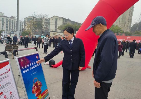 圖為工作人員送法進社區(qū).jpg