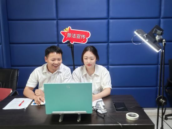 圖為兩名青年員工進(jìn)行線上普法.jpg
