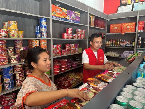 圖為客戶經(jīng)理為零售戶調(diào)整商品陳列布局 圖為客戶經(jīng)理為零售戶調(diào)整商品陳列布局