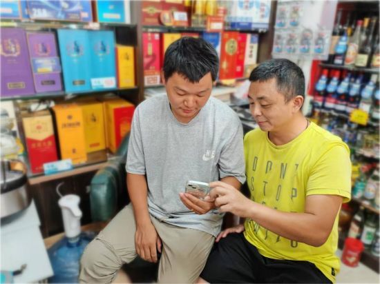 圖為客戶(hù)經(jīng)理指導(dǎo)零售戶(hù)經(jīng)營(yíng) 圖為客戶(hù)經(jīng)理指導(dǎo)零售戶(hù)經(jīng)營(yíng)