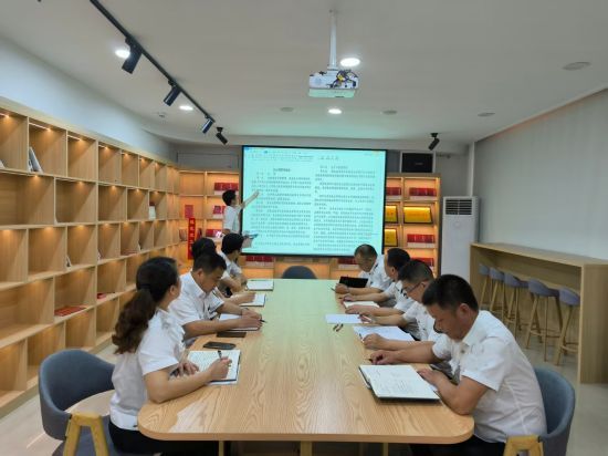 圖為專賣人員參加集中理論培訓(xùn)