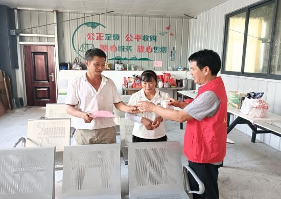 圖為黨員志愿者在休息室服務(wù)煙農(nóng).jpg