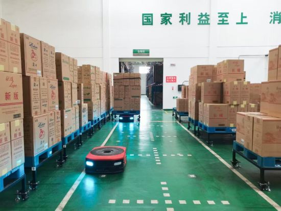 圖為AGV小車正有條不紊穿梭在倉庫搬運卷煙.jpg
