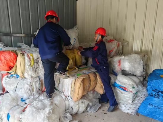 圖為送貨員將全市打包好的塑膜進行整齊堆放.jpg
