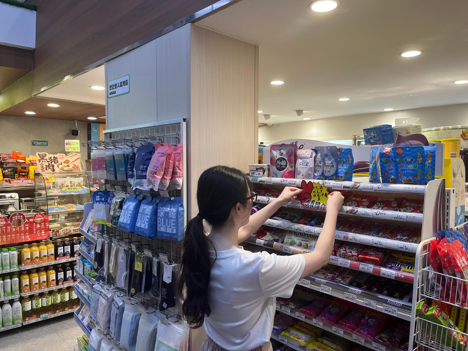 營銷人員幫客戶張貼商品標(biāo)識.jpg