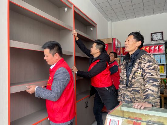 圖為廣信煙草為舒亮月定制贈送卷煙背柜