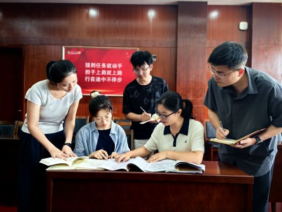 圖為九江煙草法制審核人員學(xué)習(xí)星級(jí)優(yōu)秀案卷