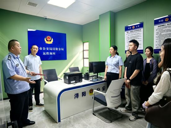 圖為九江煙草法制審核骨干到公安跟班交流學(xué)習(xí)