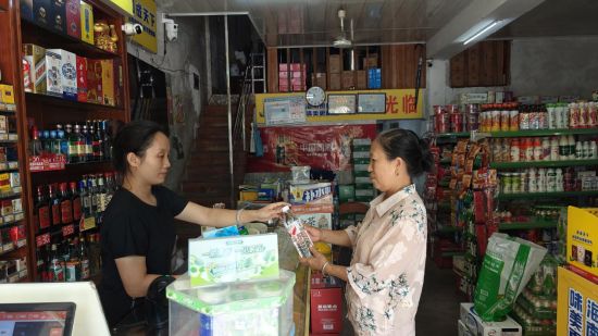 圖為曾海招在店里銷售商品