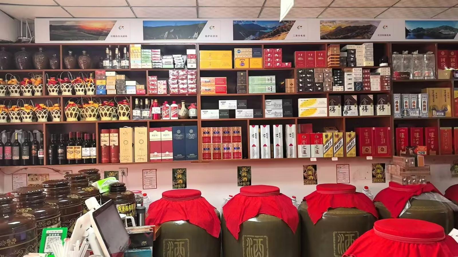李才清店鋪里設(shè)立的煙酒陳列展示區(qū).jpg