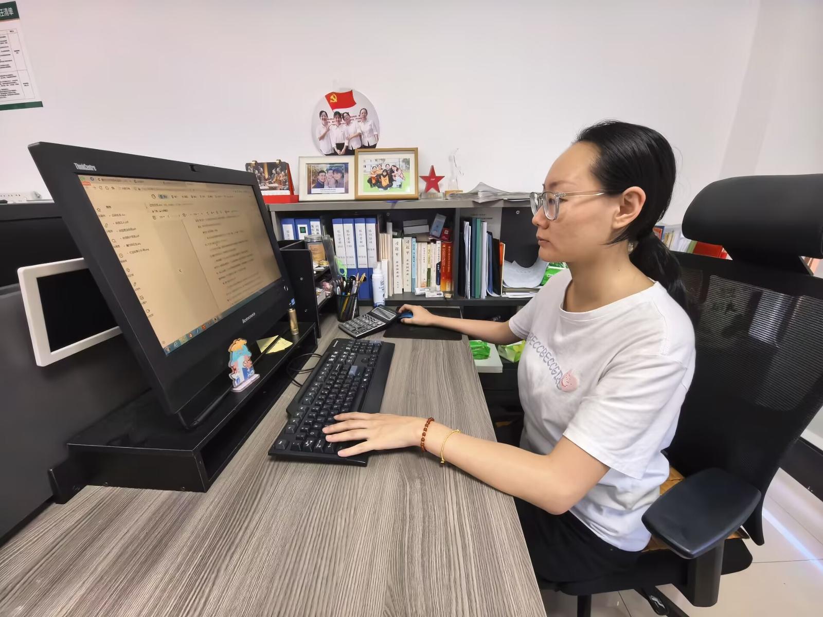 資產(chǎn)管理員正在審核租賃合同.jpg