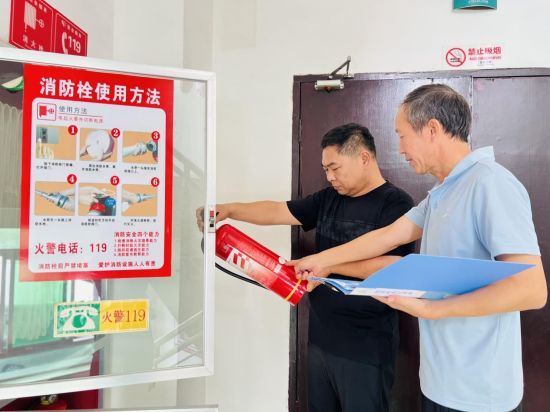 圖為張朝輝開(kāi)展日常安全隱患排查 圖為張朝輝開(kāi)展日常安全隱患排查