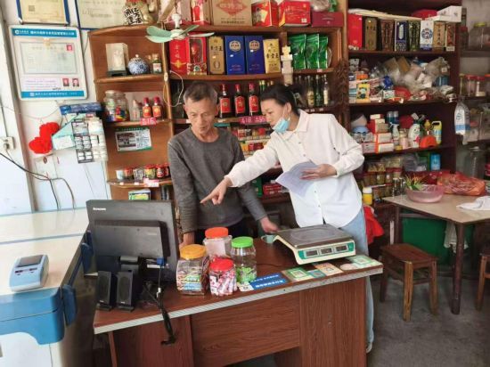 圖為曾慧蘭指導(dǎo)零售戶使用現(xiàn)代終端系統(tǒng) 圖為曾慧蘭指導(dǎo)零售戶使用現(xiàn)代終端系統(tǒng)