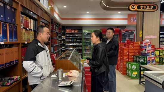 圖為上猶煙草服務(wù)隊(duì)開展零售戶數(shù)字化改造需求調(diào)研 圖為上猶煙草服務(wù)隊(duì)開展零售戶數(shù)字化改造需求調(diào)研