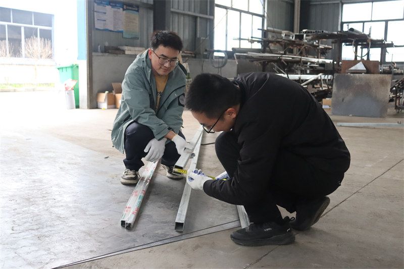 QC小組成員測(cè)量材料