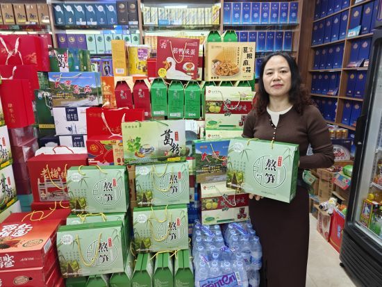 圖為零售客戶正在直播宣傳