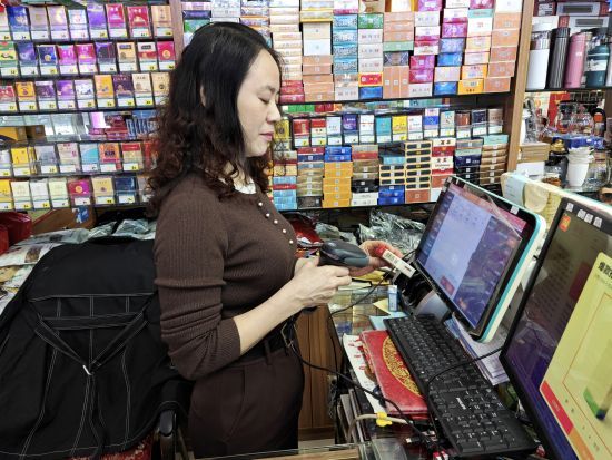 圖為零售客戶進(jìn)行云pos系統(tǒng)操作