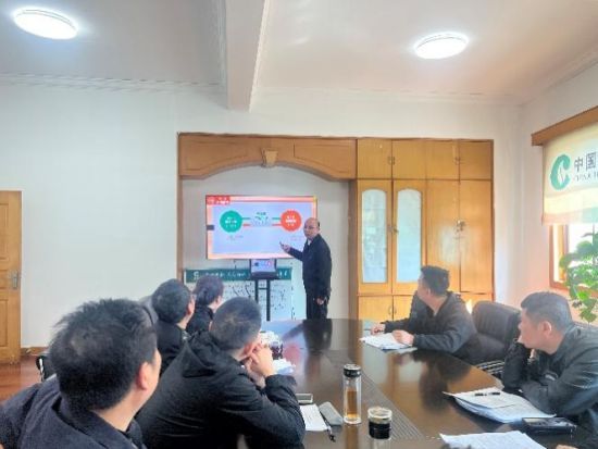 楊硯珮向同事傳授辦案技巧 楊硯珮向同事傳授辦案技巧