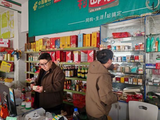 圖為客戶經(jīng)理幫忙整理商品陳列