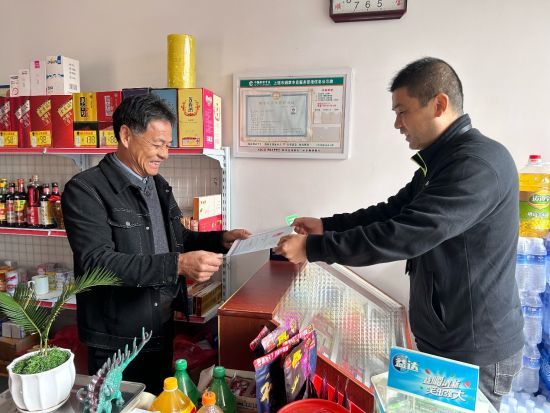 圖為江西德興煙草的工作人員在送證上門