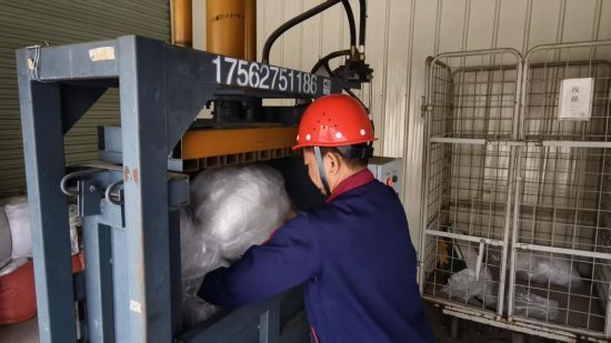 圖為送貨員正在將全市系統(tǒng)回收裹膜進行統(tǒng)一打包