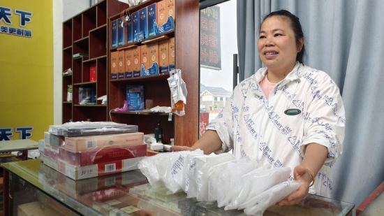 圖為零售戶使用一鋪二卷三折四扎整理的裹膜