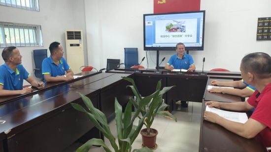 圖為員工正在分享綠色提案