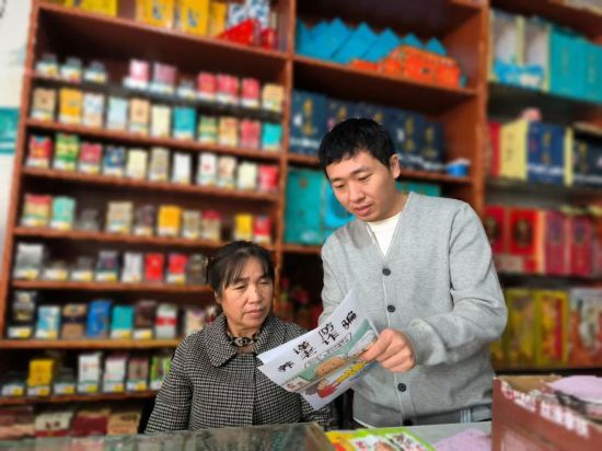 志愿者上門開(kāi)展防詐騙宣傳 志愿者上門開(kāi)展防詐騙宣傳