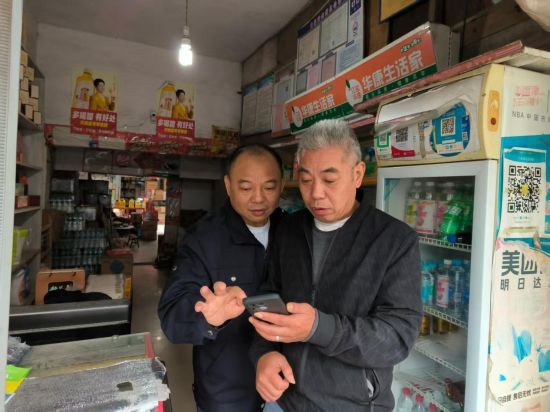 工作人員上門指導(dǎo)客戶網(wǎng)上申請(qǐng)辦證 工作人員上門指導(dǎo)客戶網(wǎng)上申請(qǐng)辦證