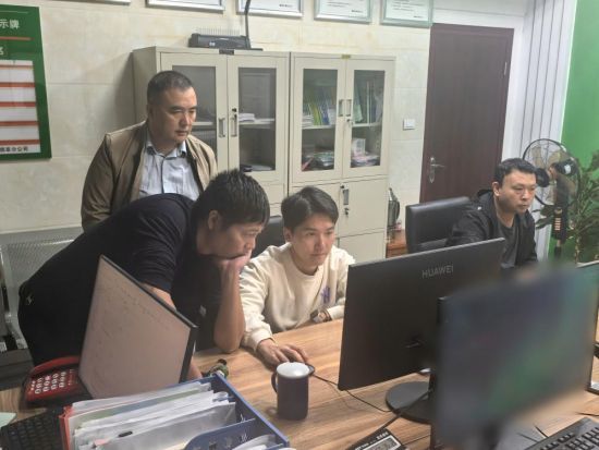 圖為青年員工劉家盛指導老員工運用Excel函數(shù)處理數(shù)據(jù) 圖為青年員工劉家盛指導老員工運用Excel函數(shù)處理數(shù)據(jù)