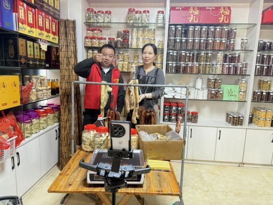 圖為宜豐煙草黨員志愿者與熊穎芬共同直播帶貨