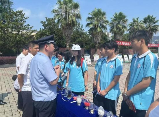 圖為修水煙草聯(lián)合縣公安部門向學生科普禁毒知識