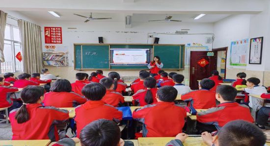 圖為修水煙草工作人員向學生們講解吸煙危害