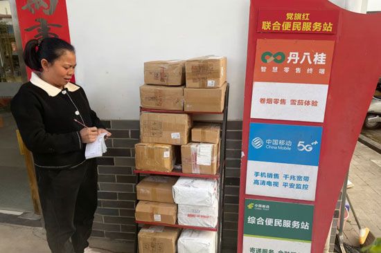 張開養(yǎng)店鋪老板娘正在整理新的快遞資料 曾靜如攝