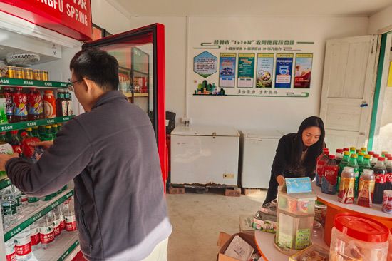興安煙草工作人員協(xié)助零售客戶進(jìn)行商品陳列優(yōu)化 曹少杰攝