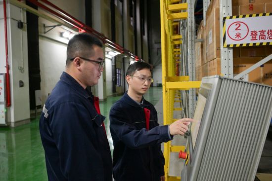 圖為物流班組人員開展系統(tǒng)數(shù)據(jù)錄入實戰(zhàn)演練 圖為物流班組人員開展系統(tǒng)數(shù)據(jù)錄入實戰(zhàn)演練