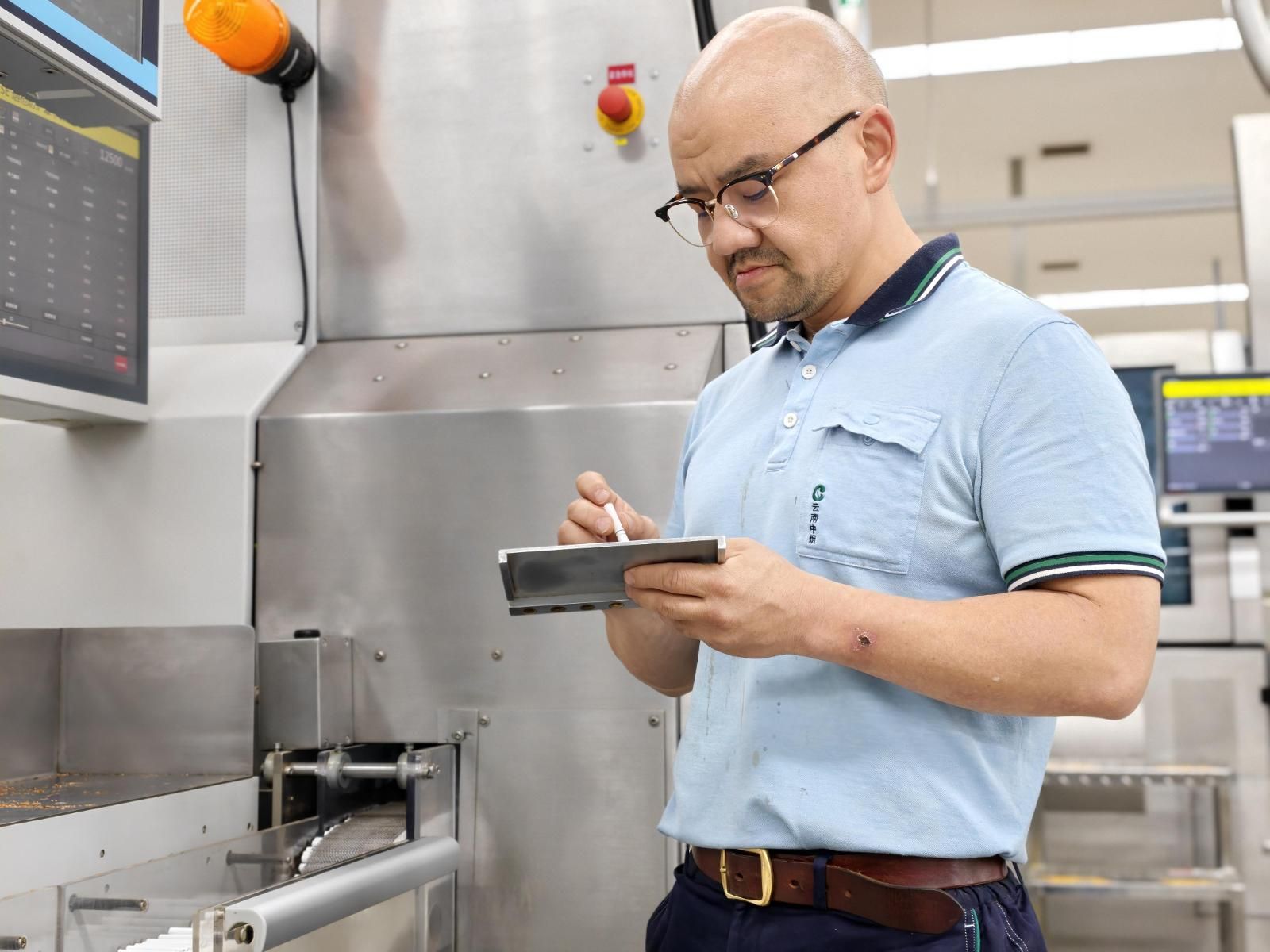 段超在檢查煙支圓周質(zhì)量