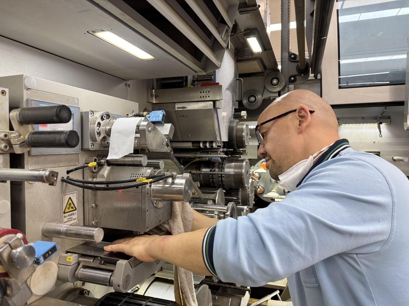 段超正在進(jìn)行設(shè)備關(guān)鍵部位保養(yǎng)