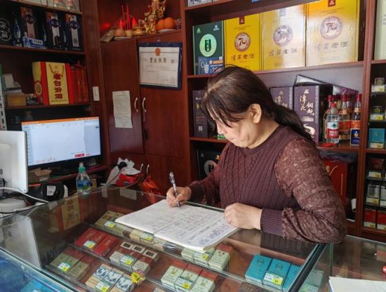 圖為高淑敏學(xué)習(xí)如何使用云POS店鋪管理系統(tǒng)