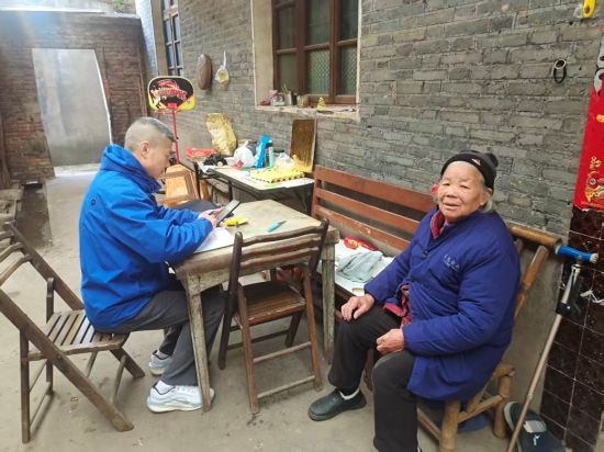 圖為吉州煙草組織駐村服務(wù)隊入戶開展民生調(diào)查