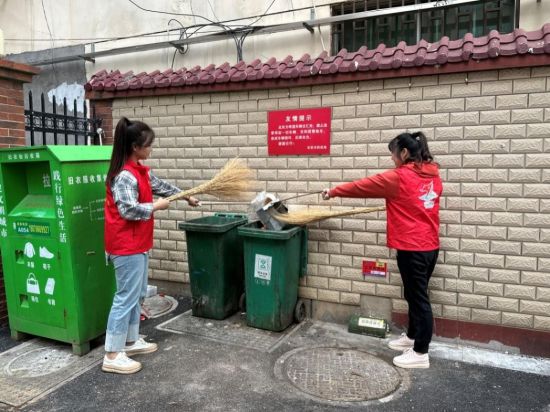 圖為吉州煙草黨員志愿服務(wù)隊在社區(qū)清掃衛(wèi)生