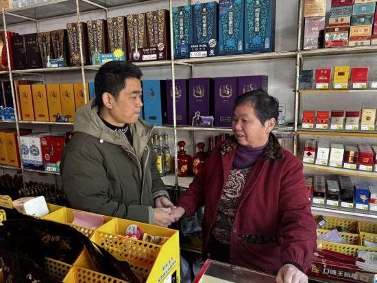 圖為客戶經(jīng)理蔡波服務(wù)老年客戶