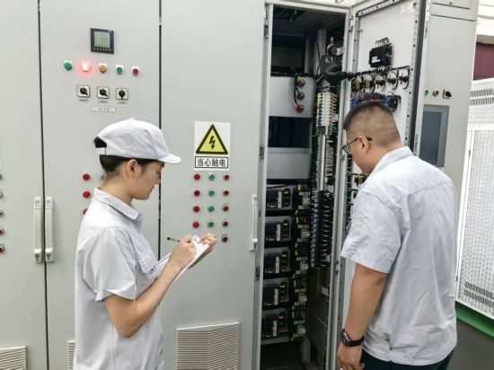 圖為車間技術(shù)骨干正在開展青年員工配電知識培訓