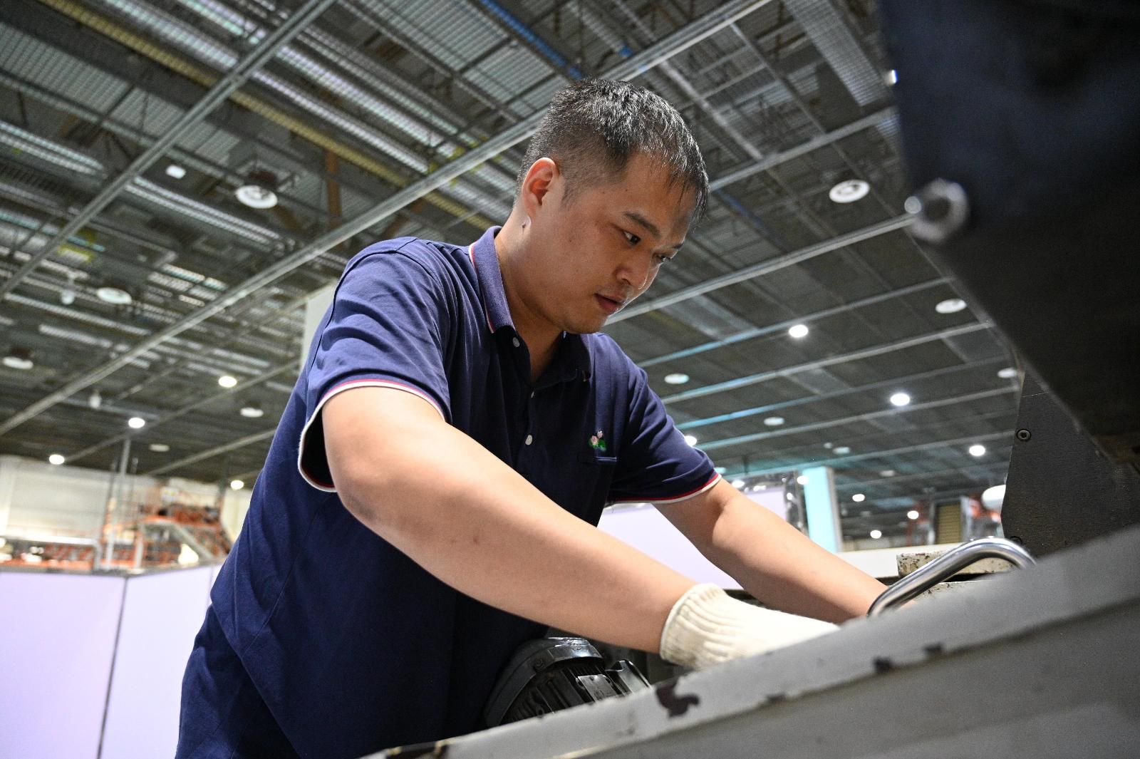 劉雷對(duì)切絲平行度進(jìn)行精度測(cè)量