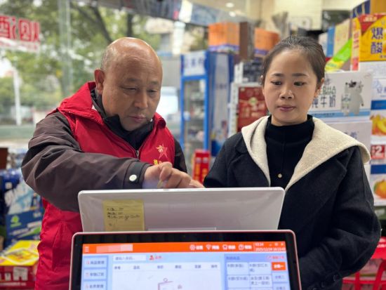 圖為客戶經(jīng)理郭雪生給董雨情講解云POS系統(tǒng)設(shè)置 圖為客戶經(jīng)理郭雪生給董雨情講解云POS系統(tǒng)設(shè)置