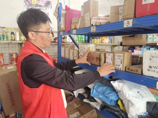 圖為客戶經(jīng)理幫助客戶整理物品架