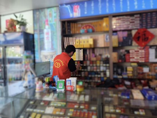 圖為營銷人員正在為零售客戶整理貨柜