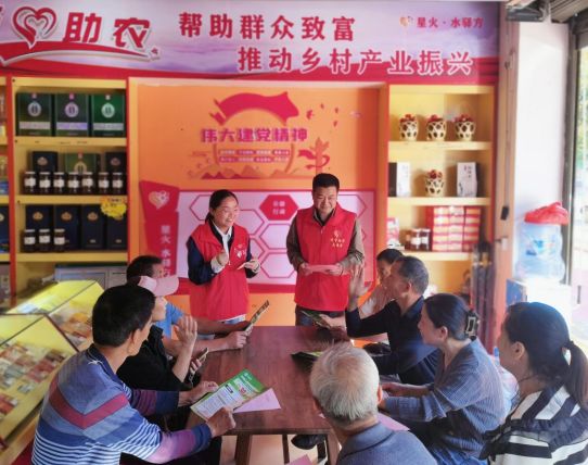 圖為普法志愿者在艾樂樂店中開展民法典課堂